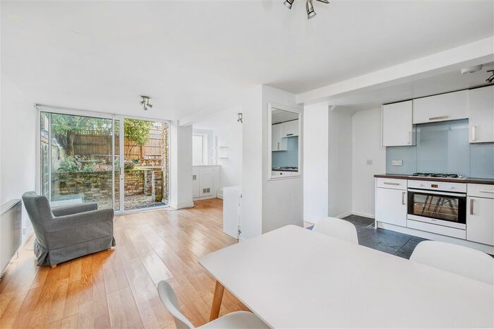 2 Bedroom Flat To Rent In Boscombe Road, London, W12