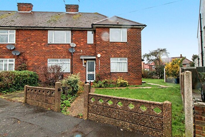 2 Bedroom Maisonette To Rent In Springfield Gardens, IG8