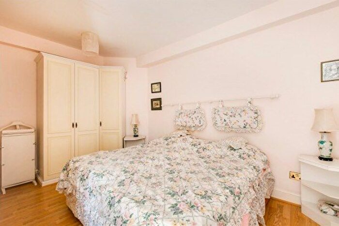 2 Bedroom Flat To Rent In Chelsea Cloisters, London, SW3