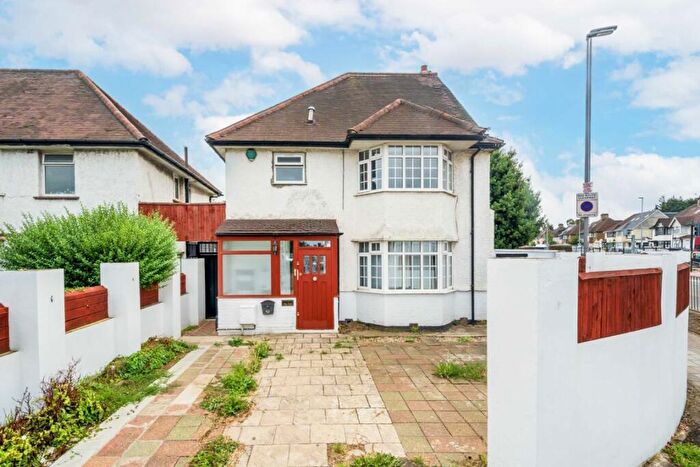 4 Bedroom Detached House To Rent In The Vale, Golders Green, NW11