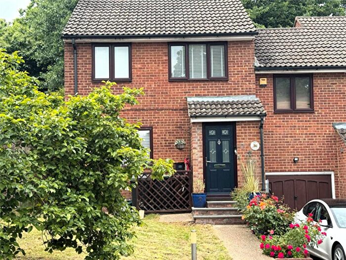 4 Bedroom Link Detached House For Sale In Papion Grove, Chatham, Kent, ME5