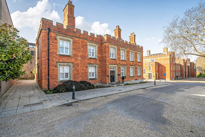 2 Bedroom Flat For Sale In Wellesley Road, London, SE18