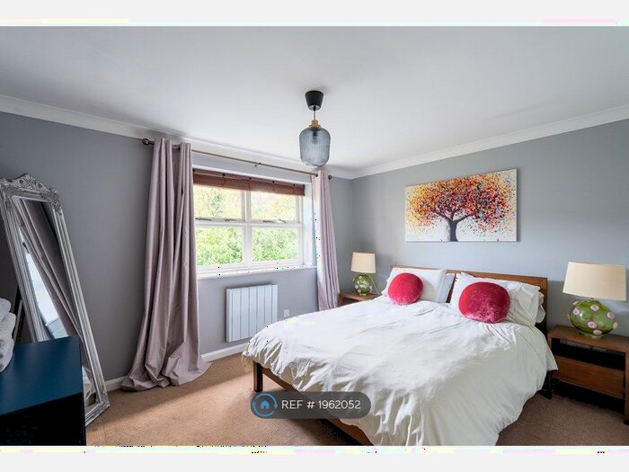 2 Bedroom Flat To Rent In Rosebank, Teddington, TW11