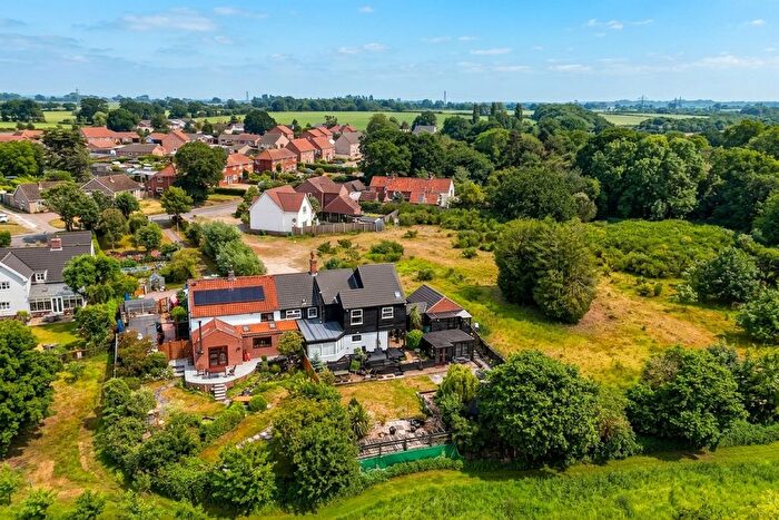 4 Bedroom Semi-Detached House For Sale In Beccles Road, Thurlton, Norwich, NR14