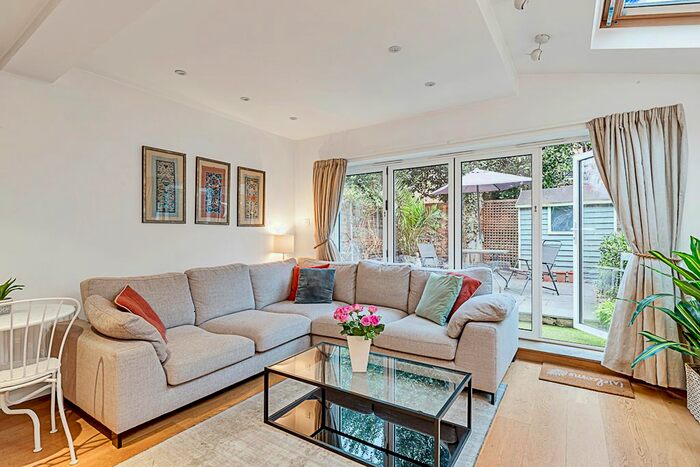 2 Bedroom Flat To Rent In Davisville Road, London, W12