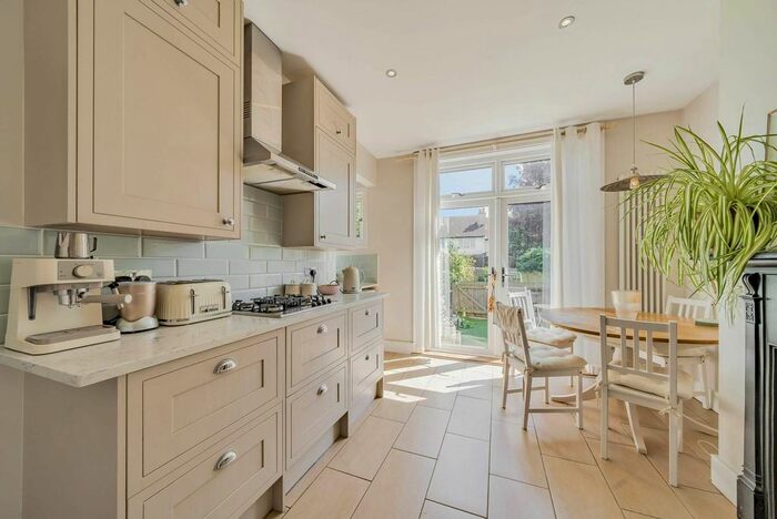 2 Bedroom Flat To Rent In Glencairn Road, Streatham Common, London, SW16