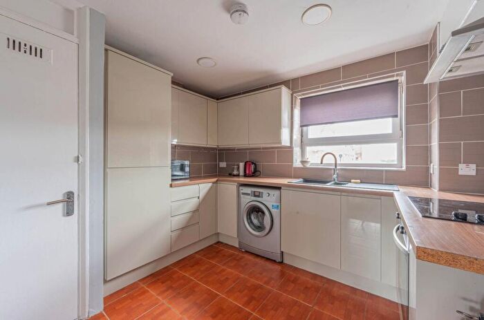 3 Bedroom Flat For Sale In Sutton Street, Shadwell, London, E1