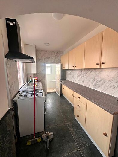 3 Bedroom Terraced House To Rent In Ridgeway Road, Luton, LU2