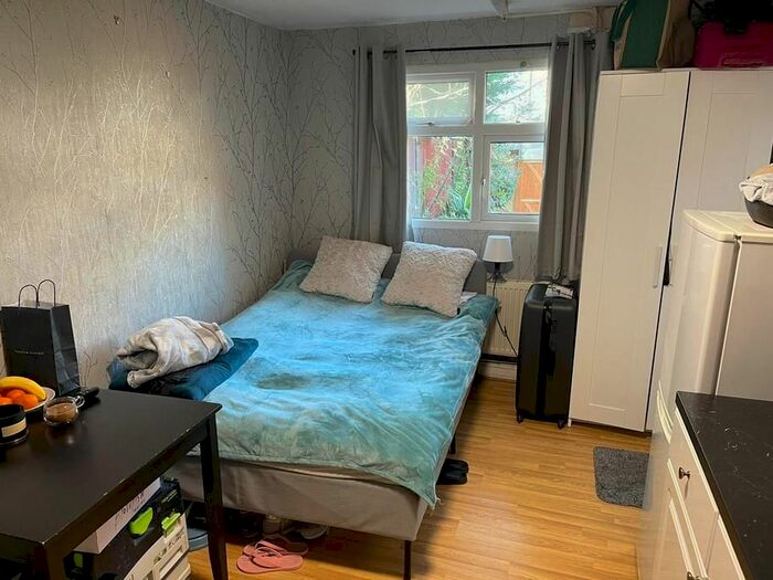 Studio To Rent In Woodstock Avenue, London NW11