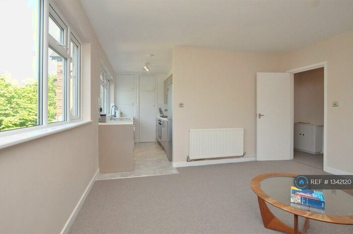 2 Bedroom Flat To Rent In Burnt Ash Hill, London, SE12