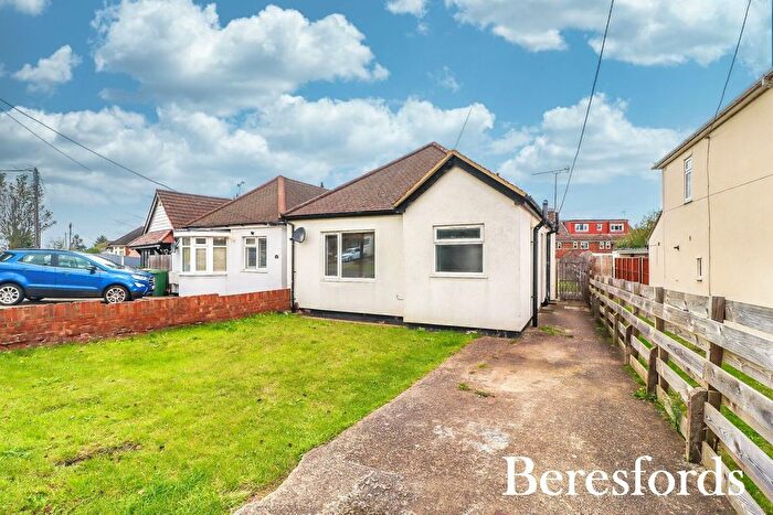 2 Bedroom Detached House For Sale In The Crescent, Upminster, RM14