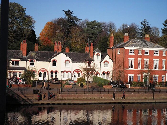 3 Bedroom Flat To Rent In The Groves, Chester, Cheshire, CH1