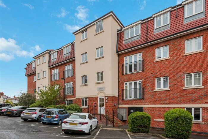2 Bedroom Flat To Rent In Schoolgate Drive, Morden, SM4