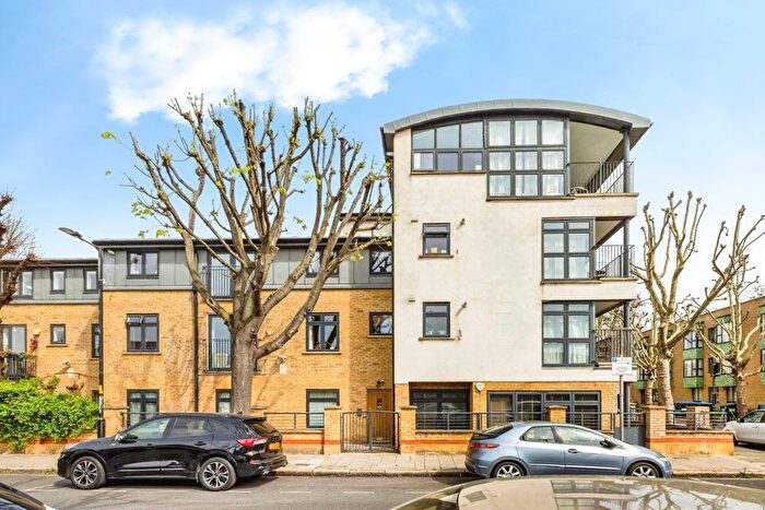 2 Bedroom Flat To Rent In Willow Walk, London, SE1