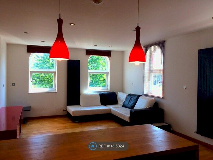 2 Bedroom Flat To Rent In Gresham Road, Staines TW18