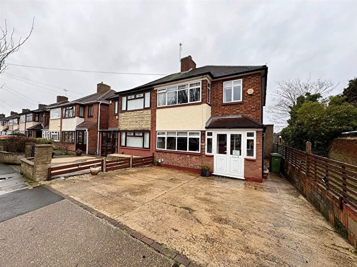 3 Bedroom Semi Detached House For Sale In Saunton Road, Hornchurch, RM12