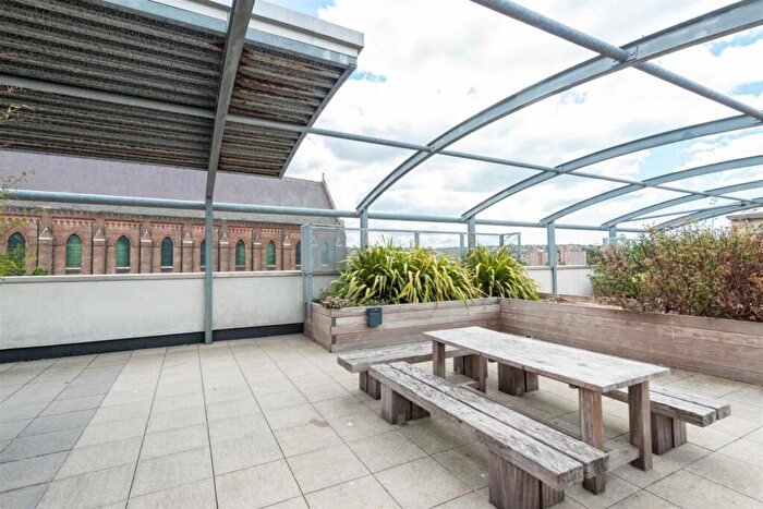 3 Bedroom Flat To Rent In Kingscote Way, Brighton, East Sussex, BN1