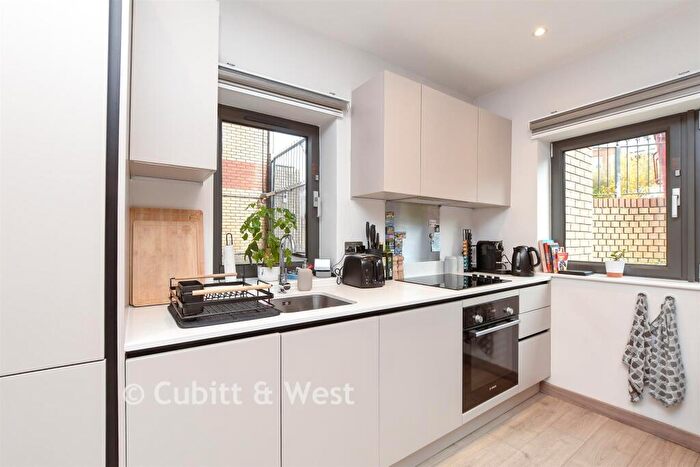 1 Bedroom Flat For Sale In Croydon Road, Caterham, Surrey, CR3