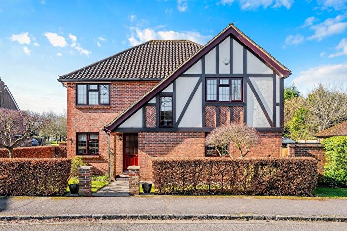 4 Bedroom Link Detached House For Sale In Croffets, Tadworth, KT20