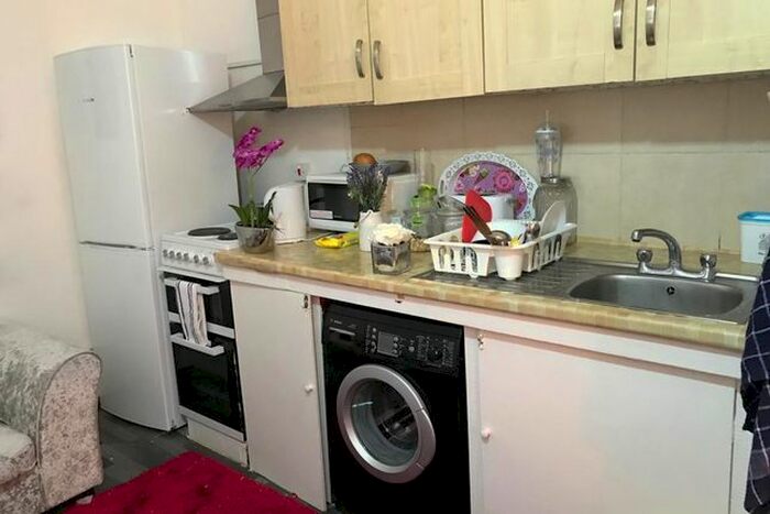 2 Bedroom Flat To Rent In Stoke Newington High Street, London, N16