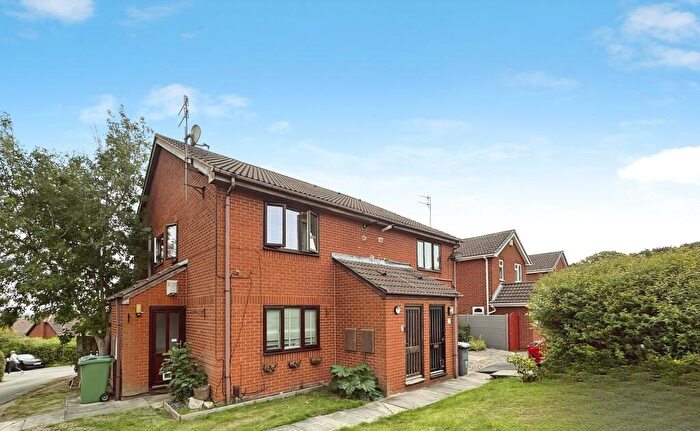 2 Bedroom Flat For Sale In Ibbetson Mews, Churwell, LS27
