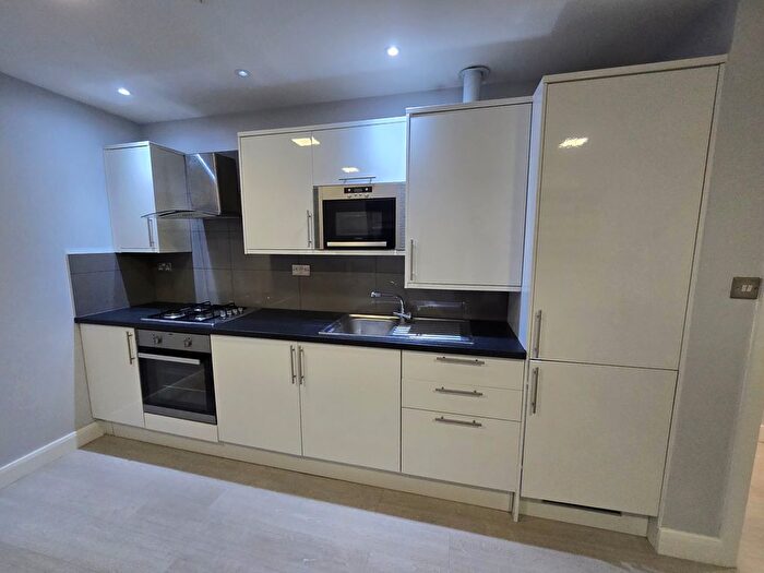 3 Bedroom Flat To Rent In Avington Court, Old Kent Road, Bermondsy, London, SE1