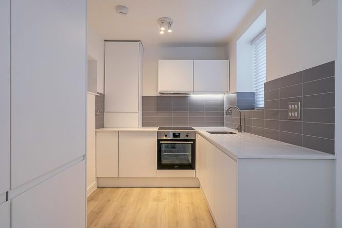 2 Bedroom Flat To Rent In Kew Bridge Court, London W4