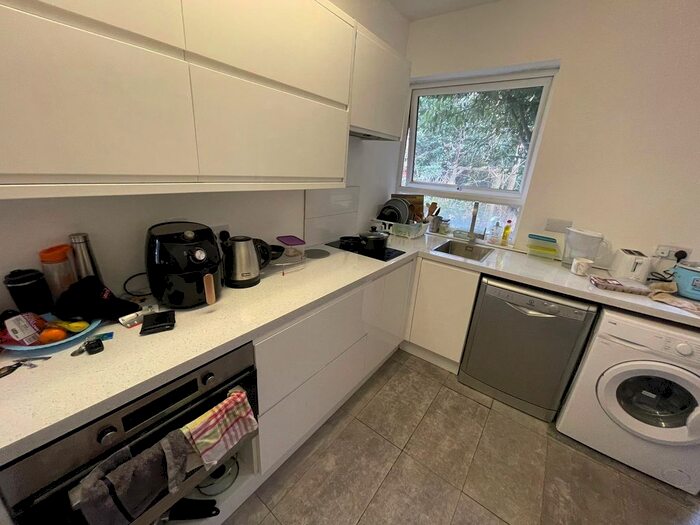 1 Bedroom Flat To Rent In The Rise, St.Albans, AL2