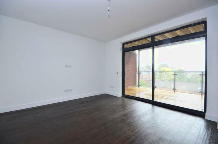 3 Bedroom Flat To Rent In Ballards Lane, North Finchley, London, N12