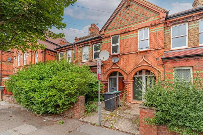 3 Bedroom Maisonette For Sale In Gladstone Avenue, Wood Green, N22
