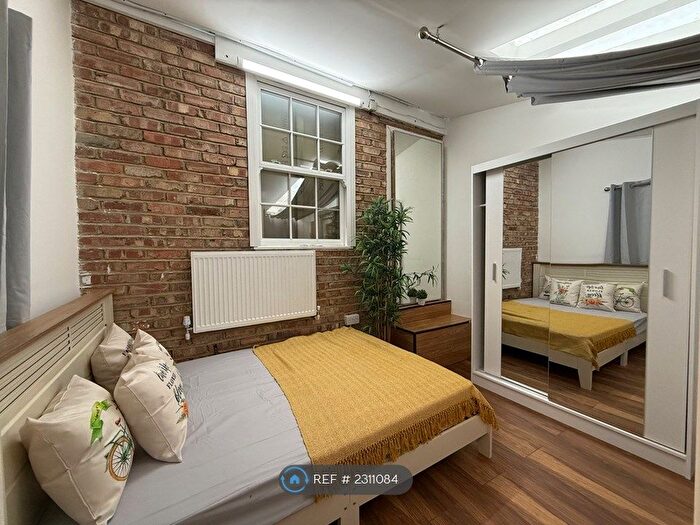 Studio To Rent In The Footpath, London, SW15