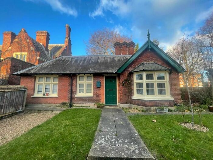 2 Bedroom Cottage To Rent In King William Iv Gardens, Penge, London, SE20