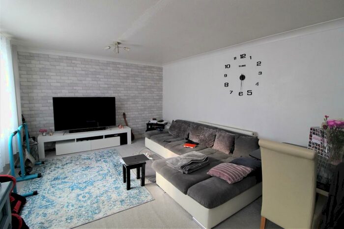 3 Bedroom Semi-Detached House To Rent In Wharfedale, Hemel Hempstead, Hertfordshire, HP2