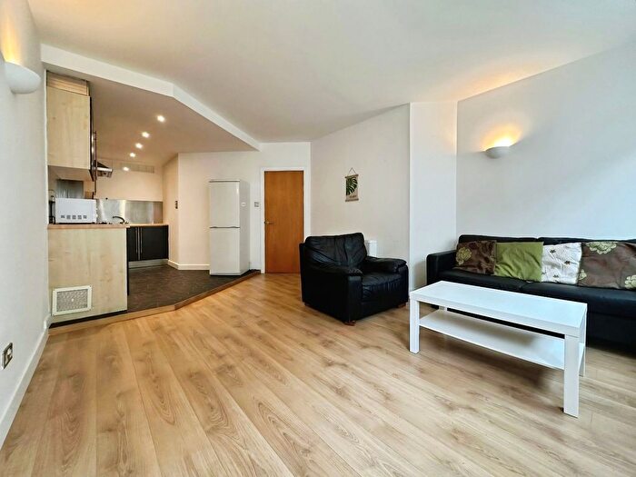 2 Bedroom Flat To Rent In South Parade, Leeds, West Yorkshire, Uk, LS1