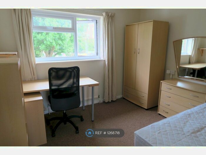 4 Bedroom Semi-Detached House To Rent In Brangwyn Grove, Bristol BS7