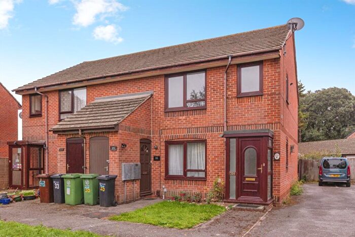 2 Bedroom Flat For Sale In Carronade Walk, Portsmouth, PO3