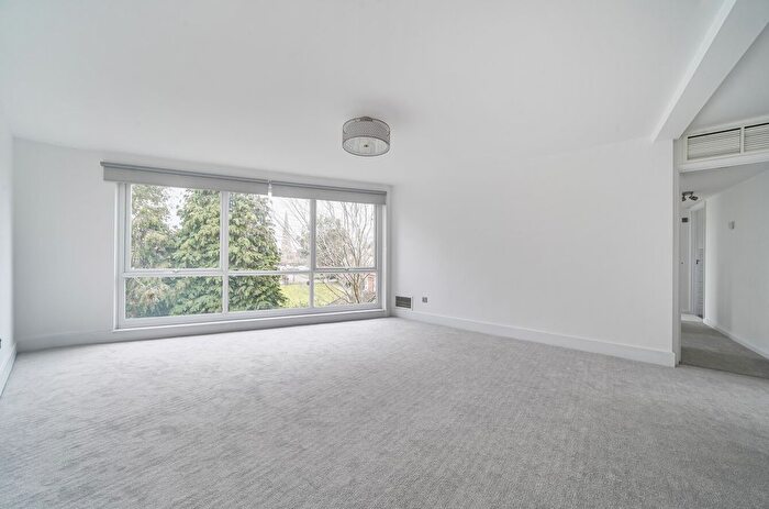 2 Bedroom Flat For Sale In Weybridge, Surrey, KT13