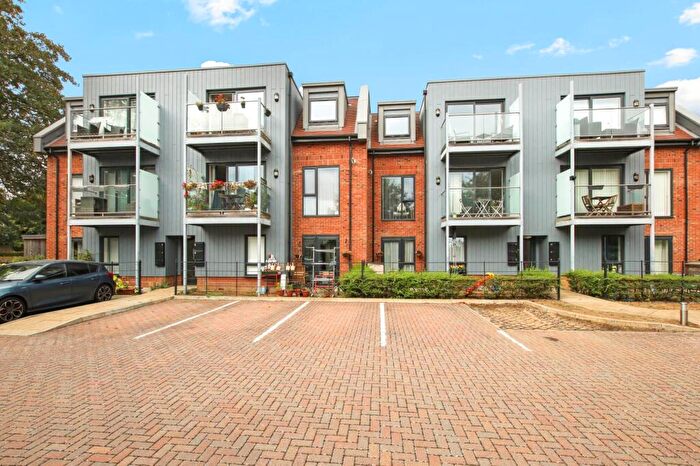 2 Bedroom Apartment For Sale In Harmans House, Broad Lane, RG12