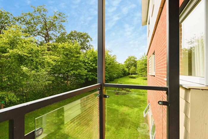 2 Bedroom Flat For Sale In Park View Road, Leatherhead, Surrey, KT22