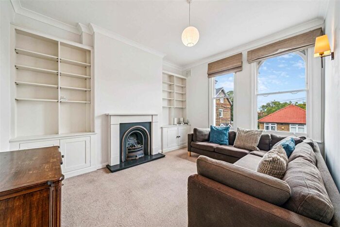 3 Bedroom Flat To Rent In Hayter Road, London, SW2