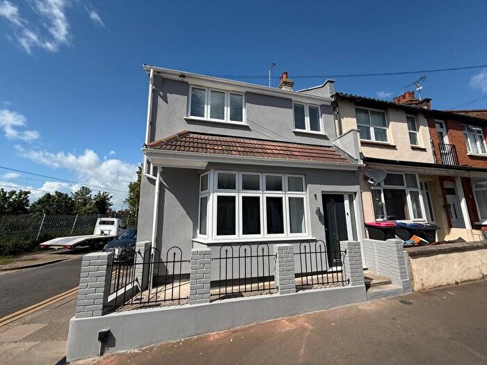 3 Bedroom End Of Terrace House For Sale In Dalmatia Road, Southend-On-Sea, Essex, SS1
