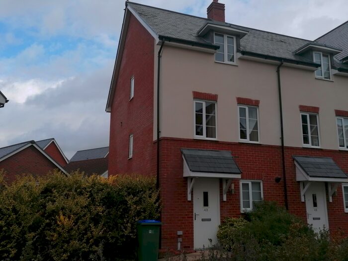 4 Bedroom End Of Terrace House To Rent In Sargent Way, Broadbridge Heath, Horsham, RH12
