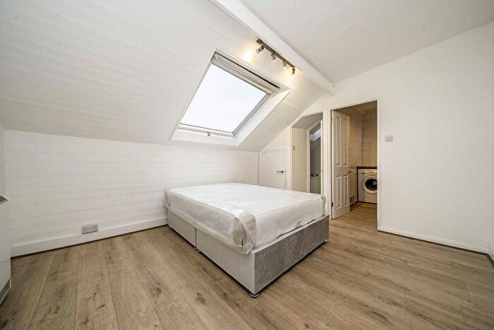 Studio To Rent In Cambridge Gardens, North Kensington, W10