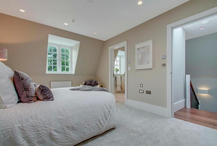 3 Bedroom Apartment To Rent In Bute Mews, NW11