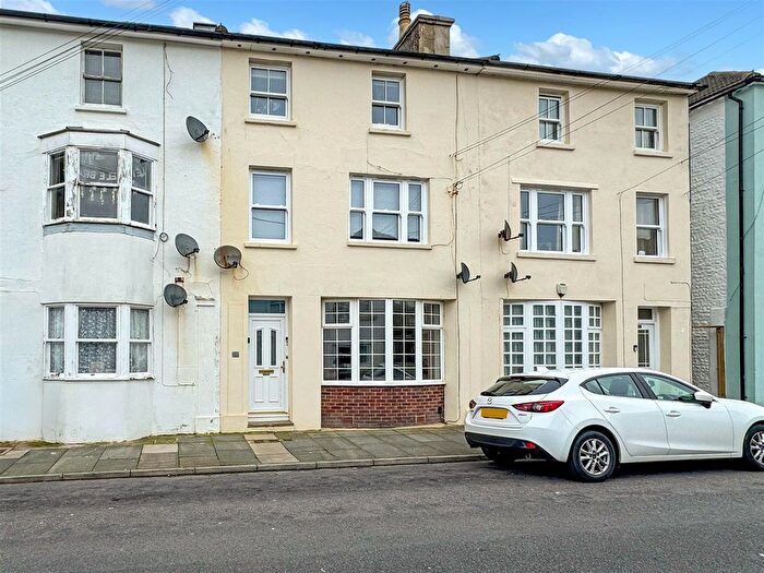 2 Bedroom Flat For Sale In Western Road, Littlehampton, BN17