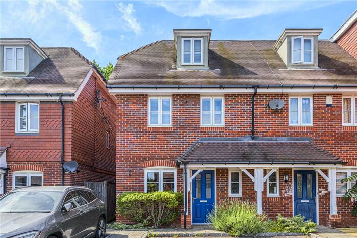 4 Bedroom House To Rent In Foxhollow Close, Walton-On-Thames, KT12