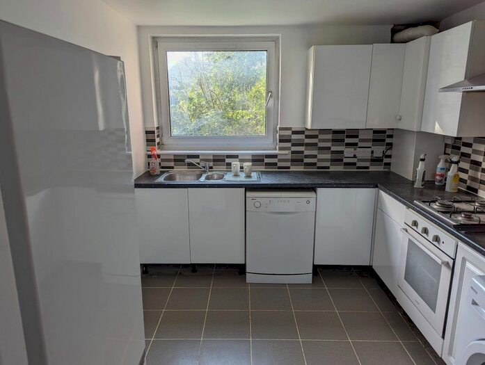 3 Bedroom Flat To Rent In Gordon Road, London, N3