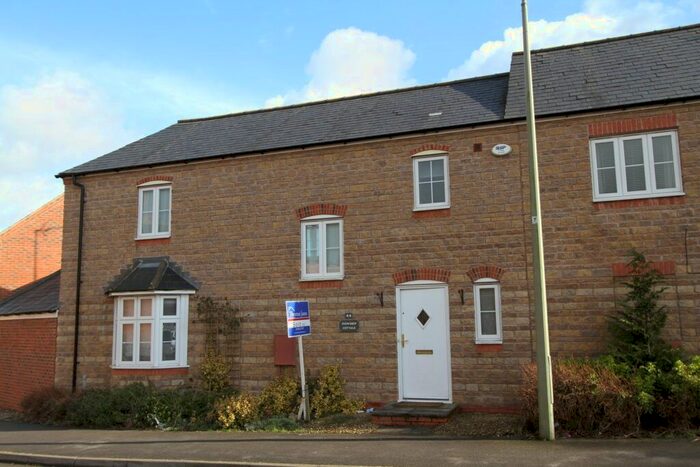 3 Bedroom Semi-Detached House To Rent In Winter Gardens Way, Banbury, Oxon, OX16