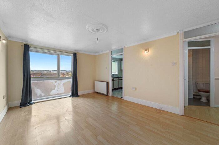 2 Bedroom Flat For Sale In Trotwood, Chigwell, IG7
