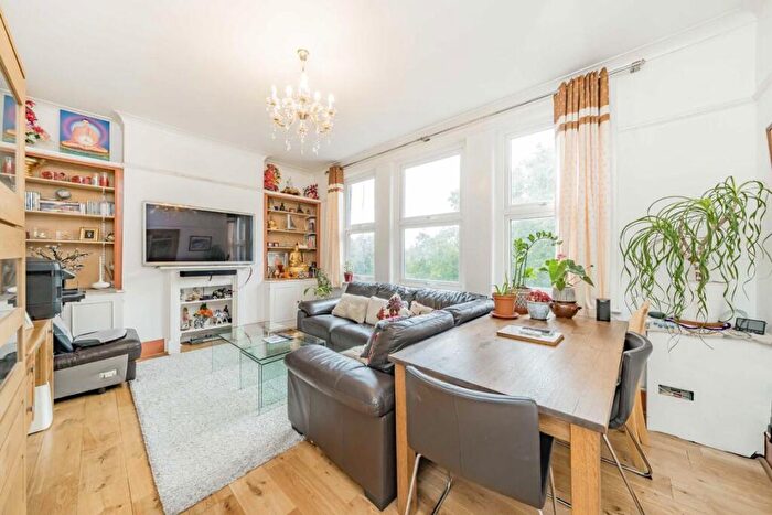 3 Bedroom Flat For Sale In Lavender Hill, Battersea, SW11